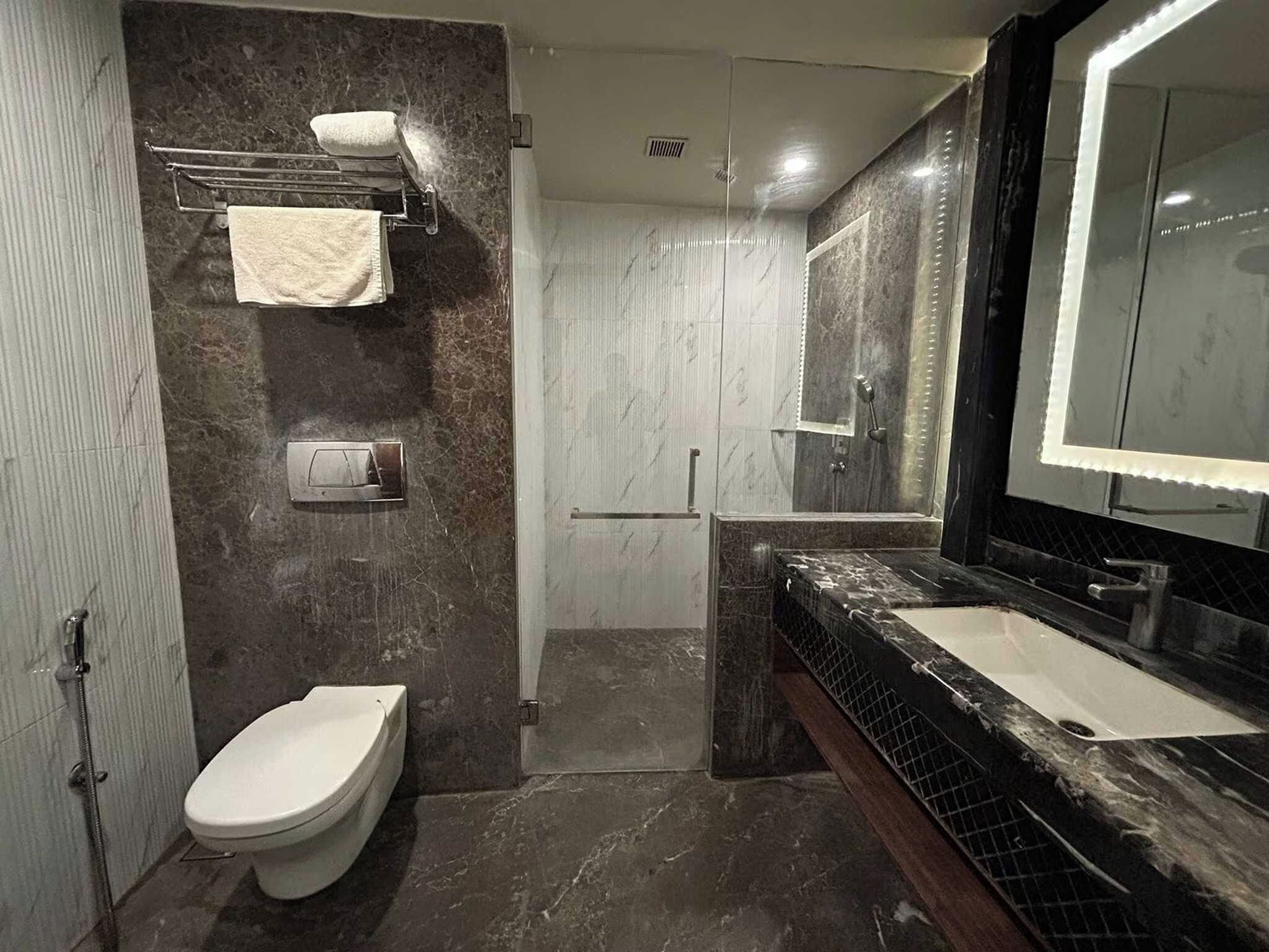 Douche, articles de toilette gratuits, serviettes fournies, savon