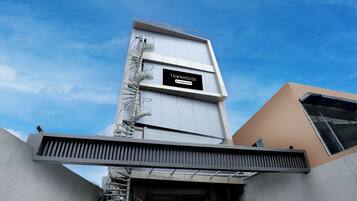 Un edificio moderno con un cartel llamativo que dice 'TOWNHOUSE'.