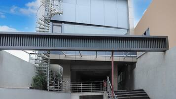 Un edificio moderno con una escalera que conduce a la entrada de un garaje.