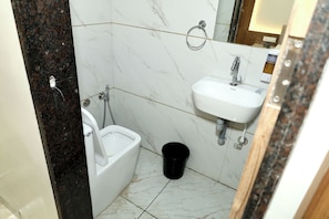 Bathroom - Hotel Ishaan Palace (Ujjain)