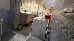 Bathroom - Vrbo Property (Ponsacco)