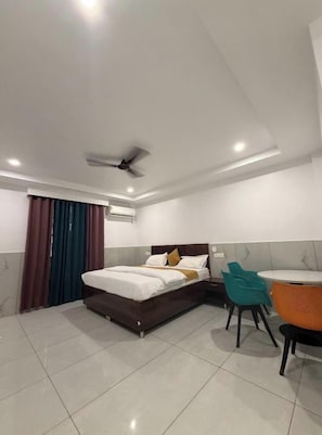 Deluxe Room - Apni Haveli Hotel And Family Restaurant (Nanakmatta)