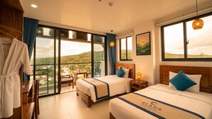 Doppia Deluxe uso singolo, vista collina | Una cassaforte in camera, una scrivania, tende oscuranti