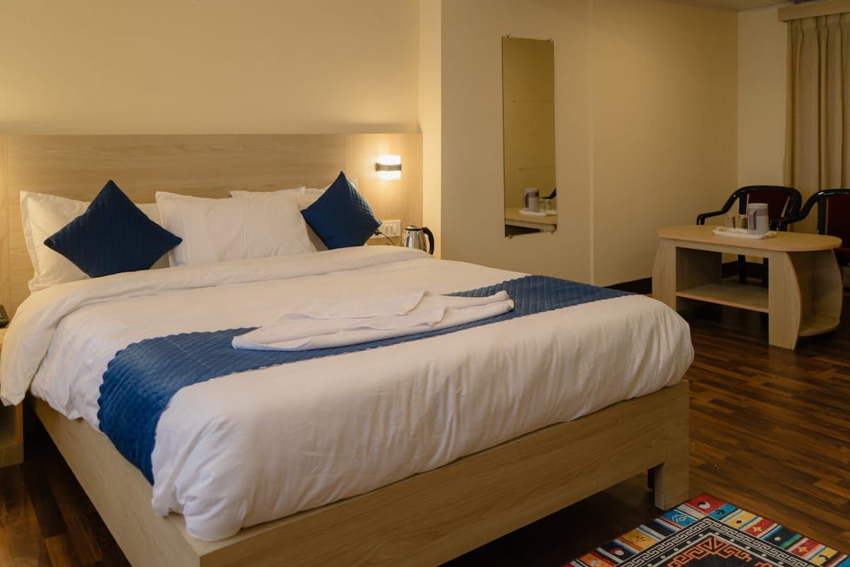 Standard Room, Mountain View | Laptop workspace, free WiFi