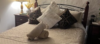 Country Blues Cottage, a rustic transformed barn, just 5-mins walk from town.