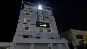 Un edificio de varios pisos con un letrero que indica que es una casa adosada de servicios de empresa.
