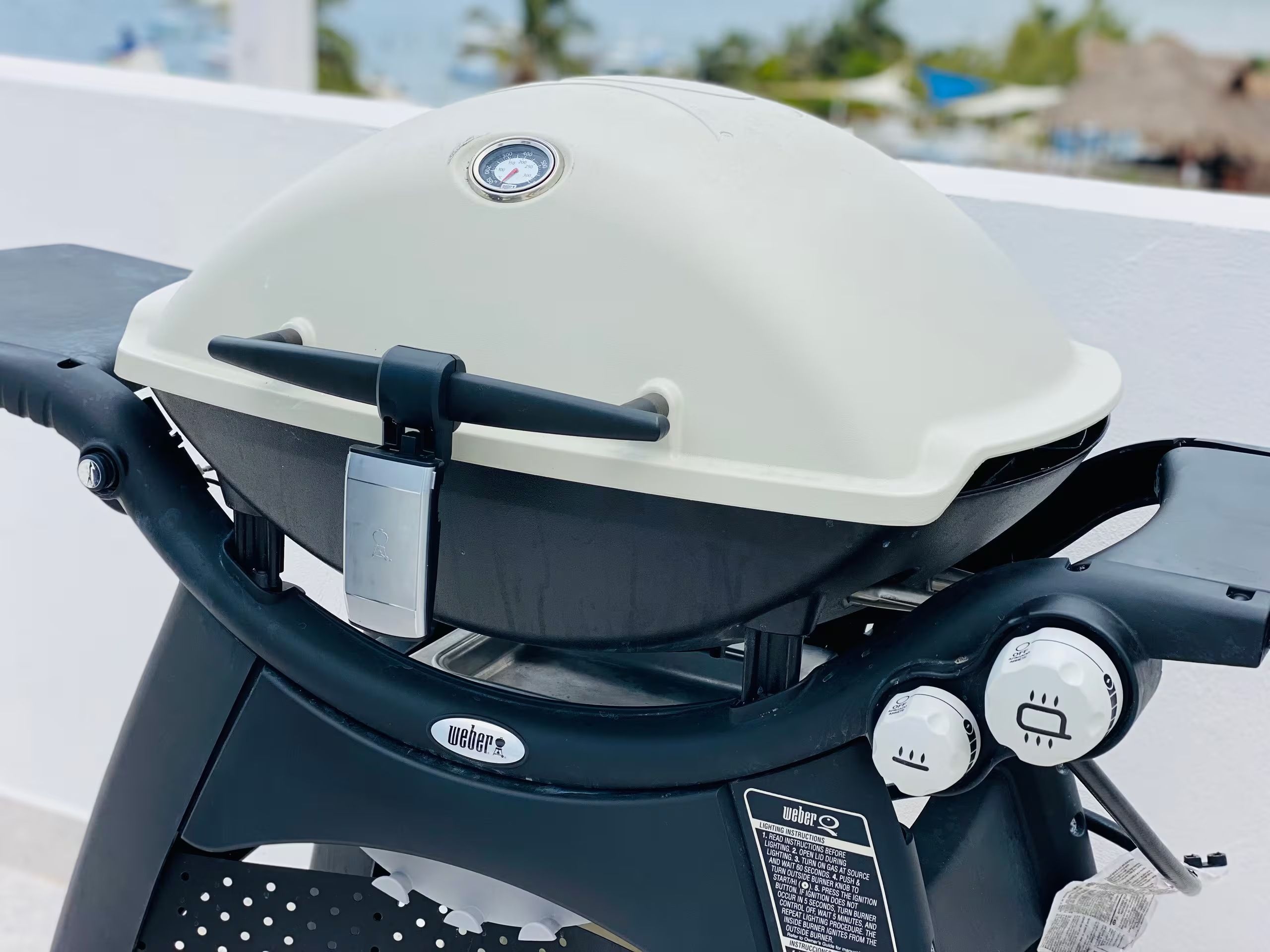 Un appareil de cuisson avec un bouton de réglage et une étiquette indiquant les instructions.