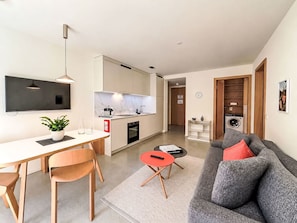 Eine moderne Wohnung mit Küche, Essbereich und Wohnzimmer.