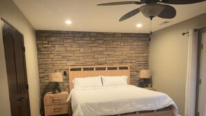 Room - Enjoy stunning views of Ford Canyon Park and the Red Rock Mountains (Gallup)