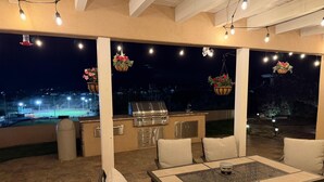 Outdoor dining - Enjoy stunning views of Ford Canyon Park and the Red Rock Mountains (Gallup)