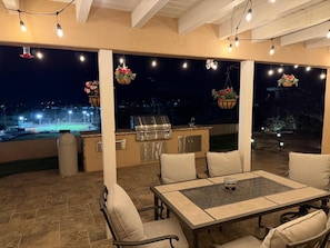 Outdoor dining - Enjoy stunning views of Ford Canyon Park and the Red Rock Mountains (Gallup)