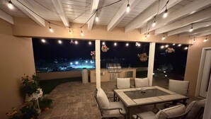 Outdoor dining - Enjoy stunning views of Ford Canyon Park and the Red Rock Mountains (Gallup)