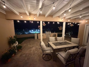 Outdoor dining - Enjoy stunning views of Ford Canyon Park and the Red Rock Mountains (Gallup)
