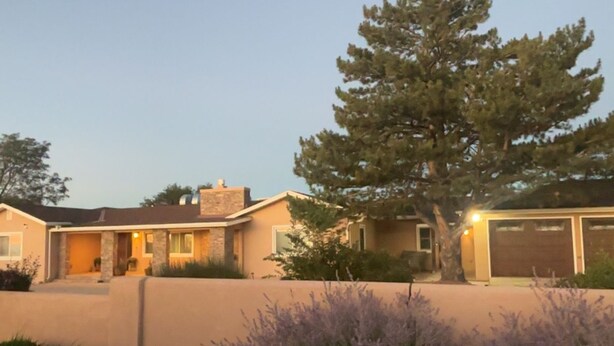 Exterior - Enjoy stunning views of Ford Canyon Park and the Red Rock Mountains (Gallup)