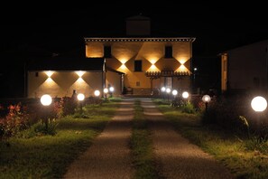 A building with a symmetrical facade, a central entrance, and a pathway leading to it. - Stunning private villa with WIFI, A/C, private pool, TV, veranda, panoramic view, close to Cortona (Camucia-monsigliolo)