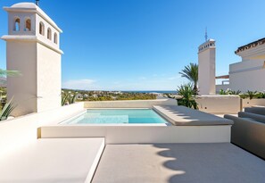 Ein Pool auf dem Dach mit freiem Blick auf die Stadt und das Meer.