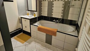 Bathroom - Vrbo Property (Héricourt)