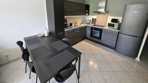 Private kitchen - Vrbo Property (Héricourt)
