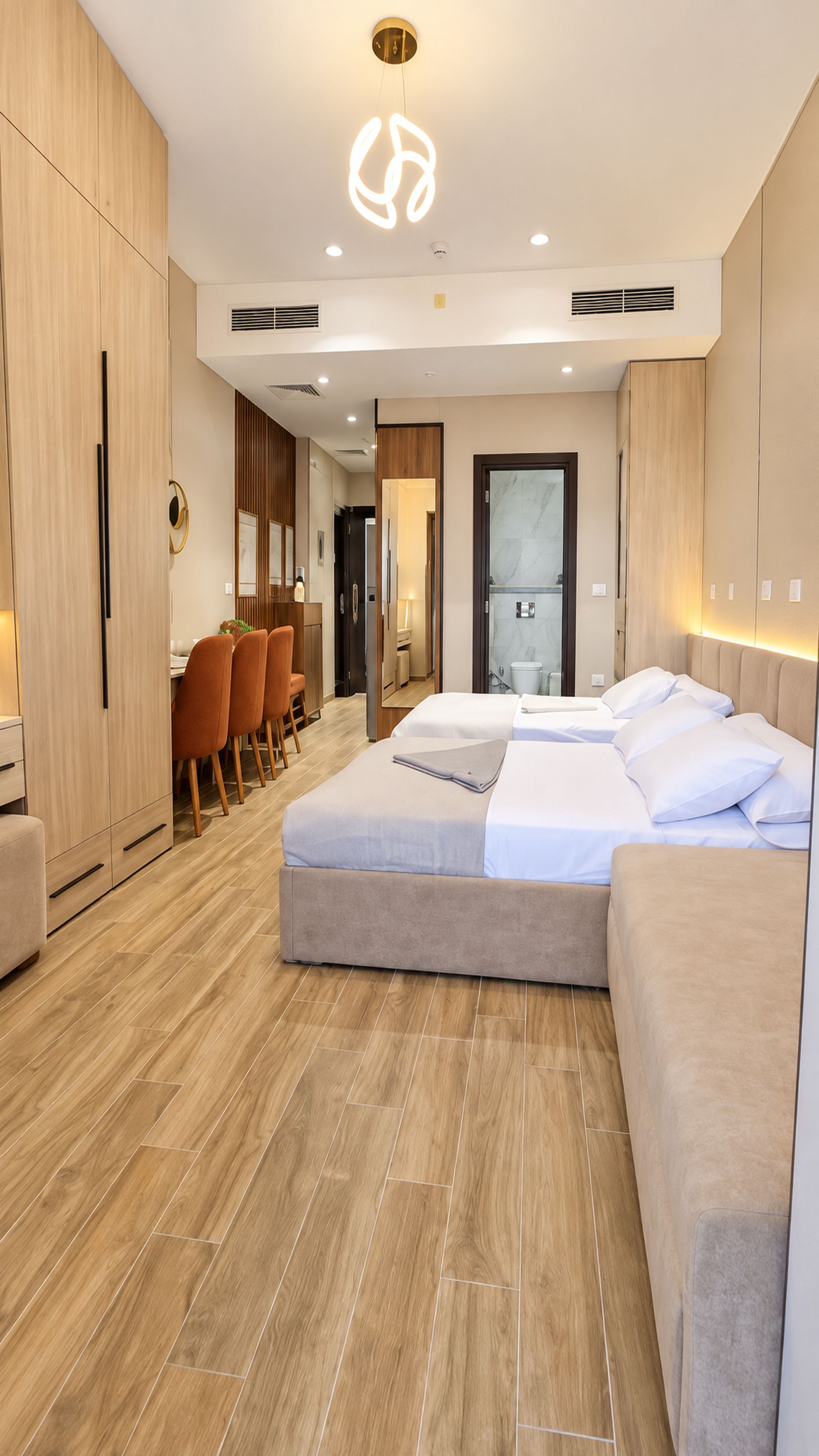 Ein modernes Hotelzimmer mit einem großen Bett, einem Schreibtisch und einem Essbereich.