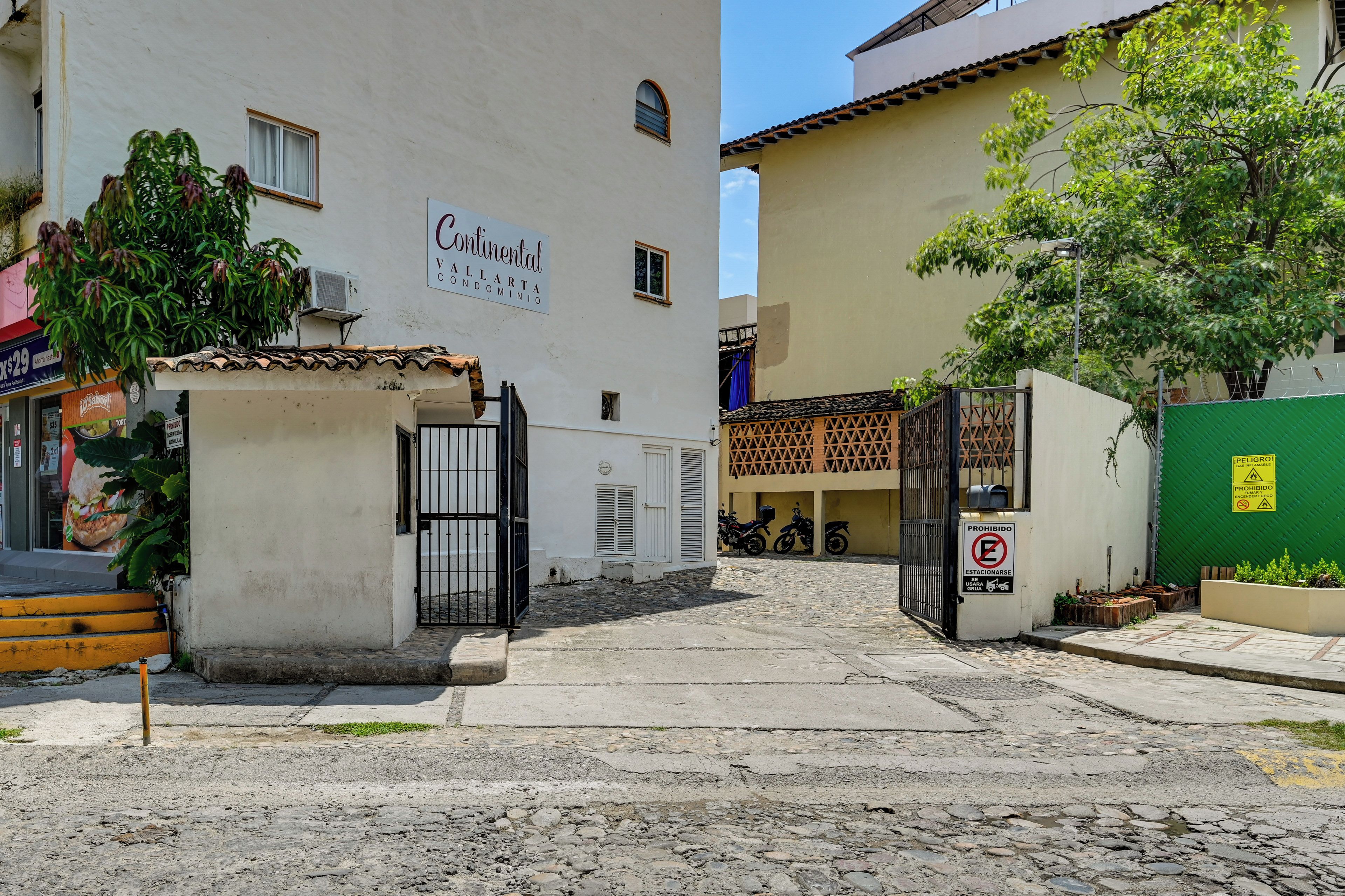 A street view with a building labeled 'Continental VALLARTA CONDOMINIO'.
