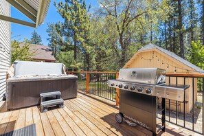 A deck with a hot tub, a grill, and a wooden structure. - Hot Tub & Mtn Views! Big Bear All-seasons Escape (Big Bear City)