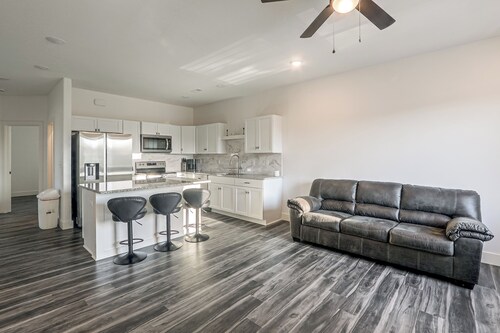 Stay Awhile! Convenient East Wichita Retreat