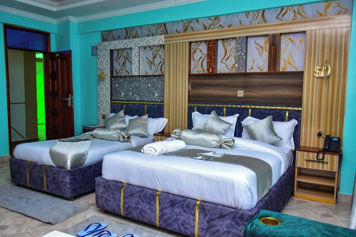 Escritorio, espacio para trabajar con laptop y cortinas blackout 
