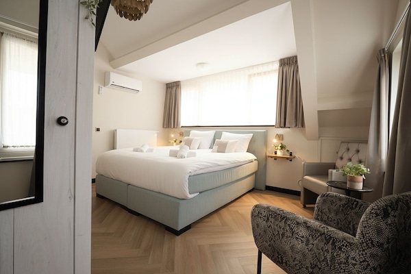 Bright and stylish bedroom in Tilburg Centrum, close to Poppodium 013 and local attractions.