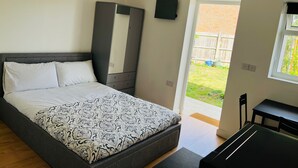 Room - Studio Sleeps 2 With Garden and Parking (London)