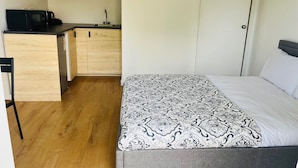 Room - Studio Sleeps 2 With Garden and Parking (London)