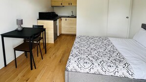 Room - Studio Sleeps 2 With Garden and Parking (London)