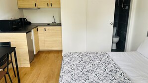 Room - Studio Sleeps 2 With Garden and Parking (London)