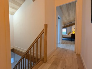 A staircase leading to a bedroom with a bed and a nightstand. - Welcoming house, pets OK - 8 guests (Nanteuil-en-Vallée)