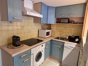 A compact kitchen with a stove, microwave, sink, and dishwasher. - Convenient apartment near slopes - 6 guests (Les Angles)