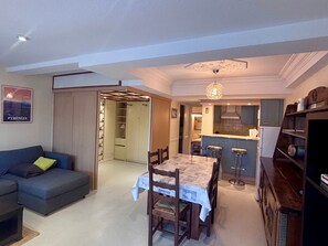 A compact living space with a dining area, kitchenette, and a wardrobe with a built-in closet. - Convenient apartment near slopes - 6 guests (Les Angles)