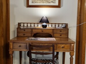 A wooden desk with a lamp, a zebra-patterned chair, and a framed picture on the wall. - Spacious house, preserved nature - Total serenity (CASSEL)