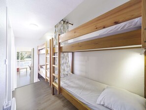A bunk bed room with a wooden ladder, a white mattress, and a window with curtains. - Studio with mountain view - 6 guests (Gourette)