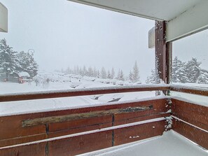 A snow-covered balcony with a view of a snowy landscape and trees. - Spacious apartment - 6 guests at the foot of the slopes (Les Menuires)