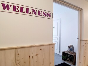 A hallway with a sign reading 'WELLNESS' on the wall. - Spacious 7-room apartment near slopes with sauna, hammam, and wifi (Les Menuires)