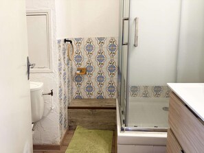 A bathroom with a toilet, a shower with a glass door, and a sink. - Cozy studio in the heart of the resort - 4 guests (Les Orres)