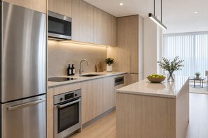 Suite studio | Cuisine privée | Réfrigérateur, four à micro-ondes, un four, surface de cuisson