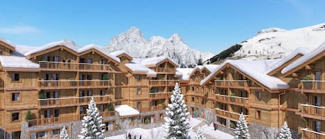 Una cabaña de madera con varios balcones, rodeada de árboles y montañas cubiertas de nieve.