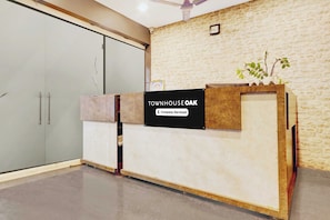 Una recepción con un cartel que dice 'TOWNHOUSE OAK Company-Serviced'.