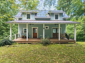 Exterior - Peaceful Cozy Cabin Expansive Views & Sunroom (Waynesville)