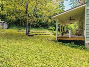 A house with a covered porch, a lawn, and a tree. - Peaceful Cozy Cabin Expansive Views & Sunroom (Waynesville)