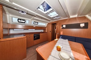 Een compacte keuken met een centraal eiland, dakramen en inbouwapparatuur.