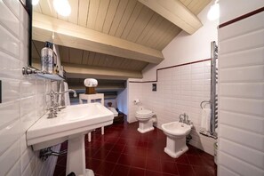 Junior Suite, Balcony, Courtyard Area | Bathroom - Maison Matilda (Treviso)