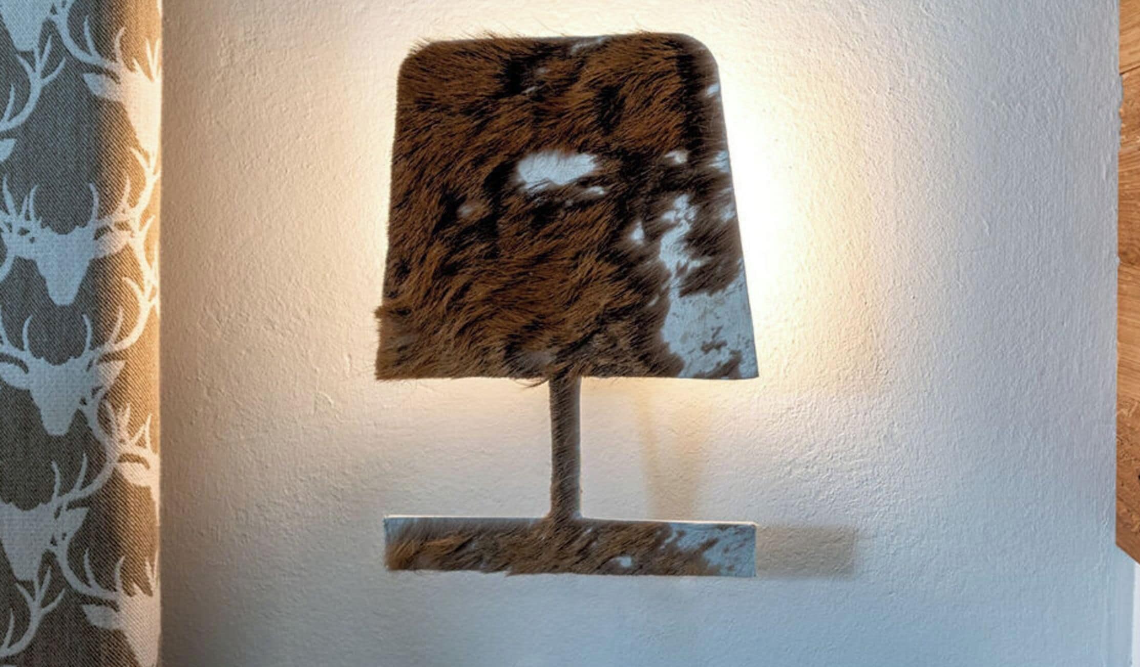 Una lámpara de pared con base y pantalla cuadradas.