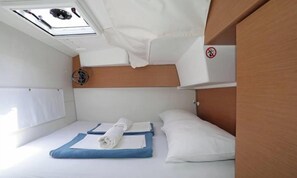 A compact room with a bed, a ceiling fan, and a skylight. - Excess 11 - DIOSCURI (Pula)