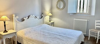 FARIGOULETTE Vacation Rental – Duplex for 10 people with a fireplace, in the heart of the Provençal vineyards